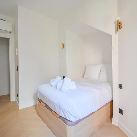 Sumptuous & Serene Parisian Flat Apartman
