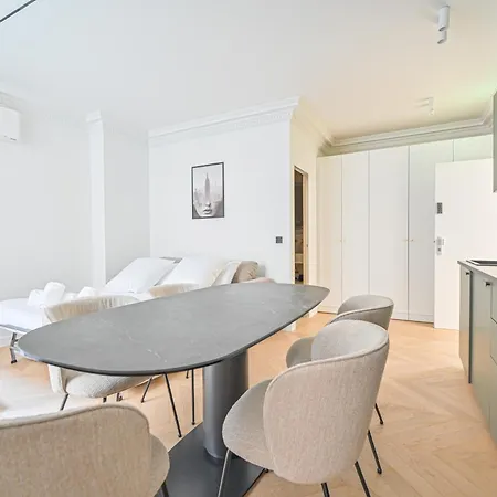 Sumptuous & Serene Parisian Flat شقة باريس